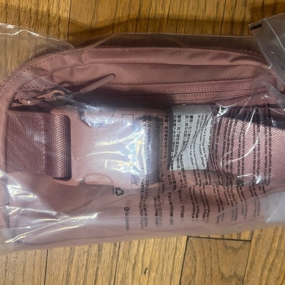 💕NWT Lululemon Everywhere Belt Bag 1L - Light Pink Pastel Fanny Pack Crossbody - Picture 8 of 8